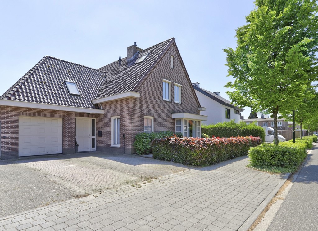 05_BLADEL_5531_GB_Hofstad_5_a front 2.jpg